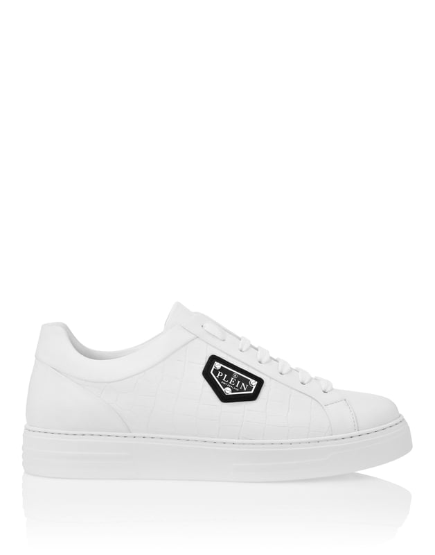 Diese raffinierten und doch unbestreitbar gewagten Low-Top-Sneaker vereinen hochwertige Handwerkskunst mit auffälligen Designelementen und sind perfekt, um jedem Ensemble einen Hauch von Luxus zu verleihen.    Vollständig aus hochwertigem Kalbsleder gefertigt für ein raffiniertes, geschmeidiges Gefühl.   Das charakteristische Sechseck-Emblem setzt einen unverwechselbaren, luxuriösen Akzent.   Futter und Innensohle aus Kalbsleder bieten höchsten Komfort und Atmungsaktivität.   Die robuste Gummilaufsohle sorgt für dauerhafte Haltbarkeit und Traktion.   Vielseitiges Design, ideal sowohl für lässige als auch für gehobene Stylings.
