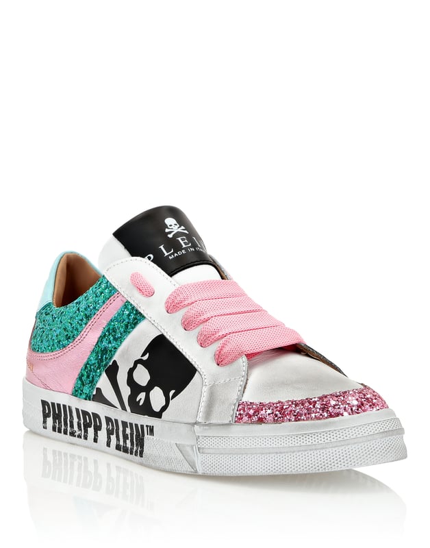 Versierd Voor je sportieve look stellen we deze meerkleurige, glinsterende nappa lo-top sneakers voor. Skull&Bones en het merk staan op het bovenwerk en op de hiel. Gewatteerde zomen. De hiel is ook versierd met studs. Glijvaste rubberen zool. Binnenvoering en uitneembare binnenzool.