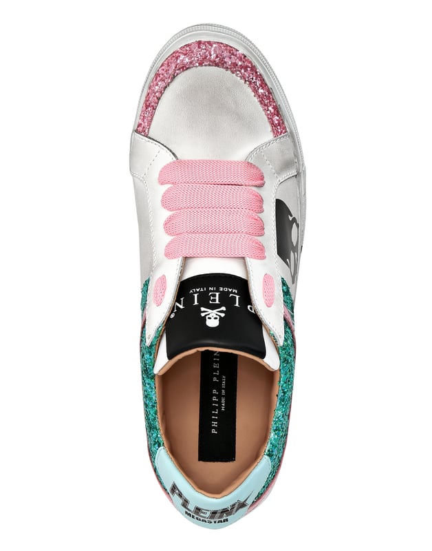 Versierd Voor je sportieve look stellen we deze meerkleurige, glinsterende nappa lo-top sneakers voor. Skull&Bones en het merk staan op het bovenwerk en op de hiel. Gewatteerde zomen. De hiel is ook versierd met studs. Glijvaste rubberen zool. Binnenvoering en uitneembare binnenzool.