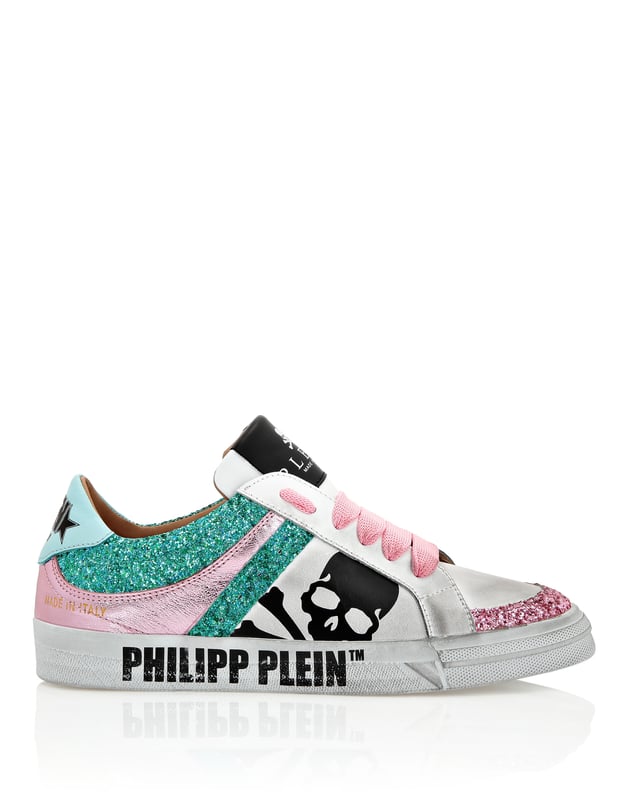 Versierd Voor je sportieve look stellen we deze meerkleurige, glinsterende nappa lo-top sneakers voor. Skull&Bones en het merk staan op het bovenwerk en op de hiel. Gewatteerde zomen. De hiel is ook versierd met studs. Glijvaste rubberen zool. Binnenvoering en uitneembare binnenzool.