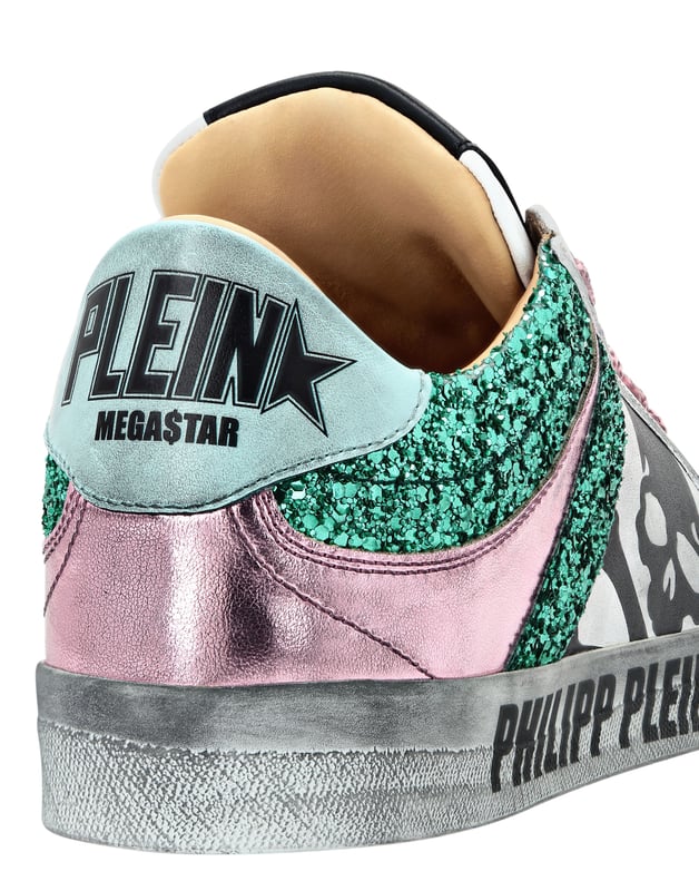 Versierd Voor je sportieve look stellen we deze meerkleurige, glinsterende nappa lo-top sneakers voor. Skull&Bones en het merk staan op het bovenwerk en op de hiel. Gewatteerde zomen. De hiel is ook versierd met studs. Glijvaste rubberen zool. Binnenvoering en uitneembare binnenzool.