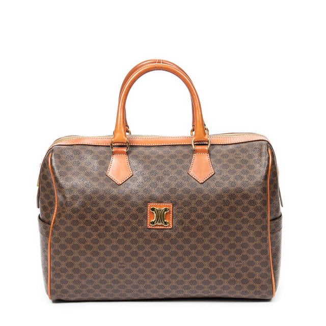 Celine Bolsas Vintage Small Boston  Bolso en Marrón Lona recubierta y Oro hardware. El producto está en en Excelentes Condiciones (A).
  Dimensiones: 35x24x16 cm 
  Accesorios incluidos: None
    
  BrandCo Paris encuentra artículos raros y en las mejores condiciones a precios increíbles. ¡Vale la pena tener paciencia! Compra con confianza: todos los artículos de BrandCo Paris son seleccionados y autenticados cuidadosamente por nuestro equipo de expertos.
  Todos los artículos vienen con un certificado de autenticidad y un embalaje entregado por BrandCo Paris.
  Tabla de clasificación de la condición del artículo
  N (como nuevo)
  AA (perfecto estado)
  A (excelente estado)
  AB (muy buen estado)
  B (bueno/regular)