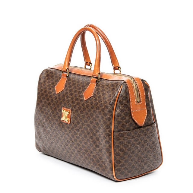 Celine Bolsas Vintage Small Boston  Bolso en Marrón Lona recubierta y Oro hardware. El producto está en en Excelentes Condiciones (A).
  Dimensiones: 35x24x16 cm 
  Accesorios incluidos: None
    
  BrandCo Paris encuentra artículos raros y en las mejores condiciones a precios increíbles. ¡Vale la pena tener paciencia! Compra con confianza: todos los artículos de BrandCo Paris son seleccionados y autenticados cuidadosamente por nuestro equipo de expertos.
  Todos los artículos vienen con un certificado de autenticidad y un embalaje entregado por BrandCo Paris.
  Tabla de clasificación de la condición del artículo
  N (como nuevo)
  AA (perfecto estado)
  A (excelente estado)
  AB (muy buen estado)
  B (bueno/regular)