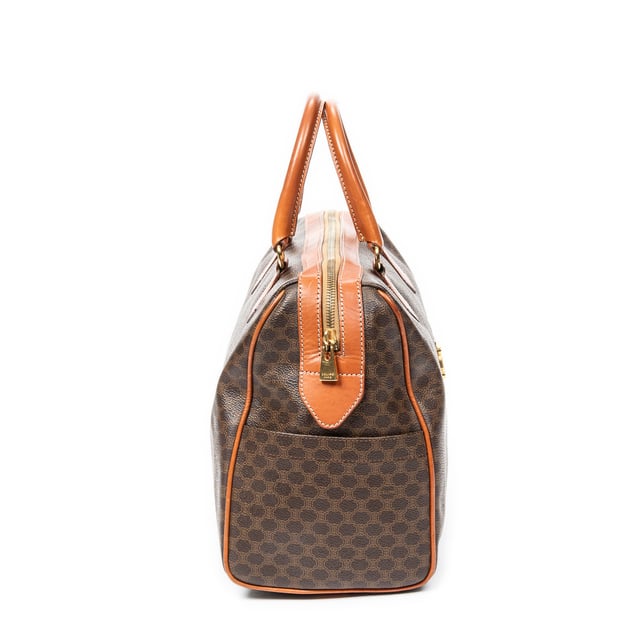 Celine Bolsas Vintage Small Boston  Bolso en Marrón Lona recubierta y Oro hardware. El producto está en en Excelentes Condiciones (A).
  Dimensiones: 35x24x16 cm 
  Accesorios incluidos: None
    
  BrandCo Paris encuentra artículos raros y en las mejores condiciones a precios increíbles. ¡Vale la pena tener paciencia! Compra con confianza: todos los artículos de BrandCo Paris son seleccionados y autenticados cuidadosamente por nuestro equipo de expertos.
  Todos los artículos vienen con un certificado de autenticidad y un embalaje entregado por BrandCo Paris.
  Tabla de clasificación de la condición del artículo
  N (como nuevo)
  AA (perfecto estado)
  A (excelente estado)
  AB (muy buen estado)
  B (bueno/regular)