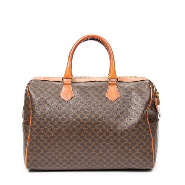 Celine Bolsas Vintage Small Boston  Bolso en Marrón Lona recubierta y Oro hardware. El producto está en en Excelentes Condiciones (A).
  Dimensiones: 35x24x16 cm 
  Accesorios incluidos: None
    
  BrandCo Paris encuentra artículos raros y en las mejores condiciones a precios increíbles. ¡Vale la pena tener paciencia! Compra con confianza: todos los artículos de BrandCo Paris son seleccionados y autenticados cuidadosamente por nuestro equipo de expertos.
  Todos los artículos vienen con un certificado de autenticidad y un embalaje entregado por BrandCo Paris.
  Tabla de clasificación de la condición del artículo
  N (como nuevo)
  AA (perfecto estado)
  A (excelente estado)
  AB (muy buen estado)
  B (bueno/regular)