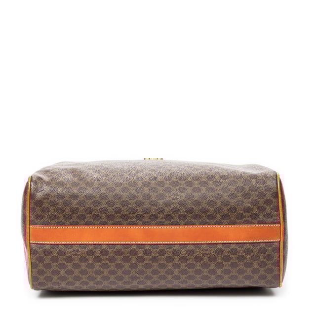 Celine Bolsas Vintage Small Boston  Bolso en Marrón Lona recubierta y Oro hardware. El producto está en en Excelentes Condiciones (A).
  Dimensiones: 35x24x16 cm 
  Accesorios incluidos: None
    
  BrandCo Paris encuentra artículos raros y en las mejores condiciones a precios increíbles. ¡Vale la pena tener paciencia! Compra con confianza: todos los artículos de BrandCo Paris son seleccionados y autenticados cuidadosamente por nuestro equipo de expertos.
  Todos los artículos vienen con un certificado de autenticidad y un embalaje entregado por BrandCo Paris.
  Tabla de clasificación de la condición del artículo
  N (como nuevo)
  AA (perfecto estado)
  A (excelente estado)
  AB (muy buen estado)
  B (bueno/regular)