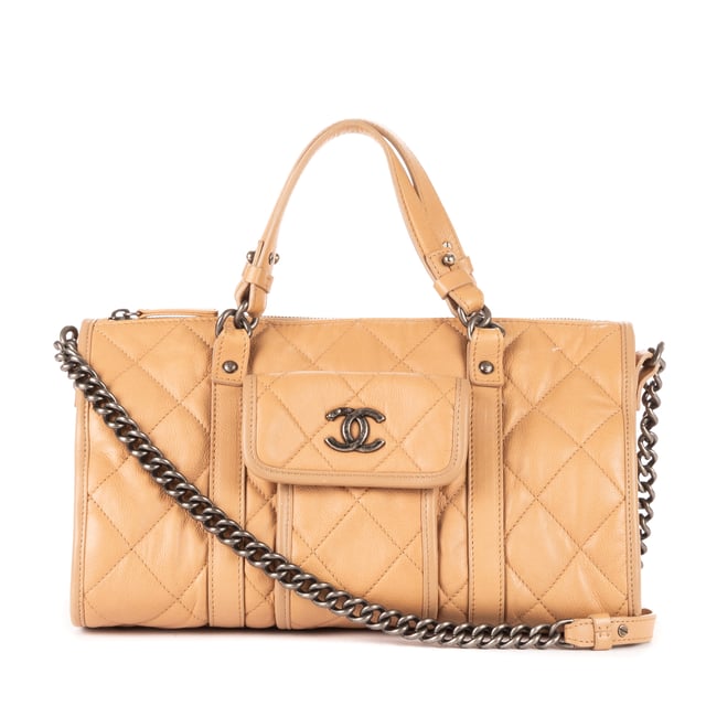 Chanel Bolsas Casual Riviera Bowling  Bolso en Beige Piel de becerro y Latón hardware. El producto está en en Excelentes Condiciones (A).
  Dimensiones: 33x17x18 cm 
  Accesorios incluidos: Sticker; Card
    
  BrandCo Paris encuentra artículos raros y en las mejores condiciones a precios increíbles. ¡Vale la pena tener paciencia! Compra con confianza: todos los artículos de BrandCo Paris son seleccionados y autenticados cuidadosamente por nuestro equipo de expertos.
  Todos los artículos vienen con un certificado de autenticidad y un embalaje entregado por BrandCo Paris.
  Tabla de clasificación de la condición del artículo
  N (como nuevo)
  AA (perfecto estado)
  A (excelente estado)
  AB (muy buen estado)
  B (bueno/regular)