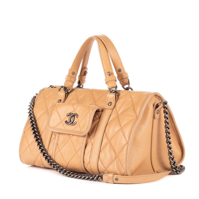 Chanel Bolsas Casual Riviera Bowling  Bolso en Beige Piel de becerro y Latón hardware. El producto está en en Excelentes Condiciones (A).
  Dimensiones: 33x17x18 cm 
  Accesorios incluidos: Sticker; Card
    
  BrandCo Paris encuentra artículos raros y en las mejores condiciones a precios increíbles. ¡Vale la pena tener paciencia! Compra con confianza: todos los artículos de BrandCo Paris son seleccionados y autenticados cuidadosamente por nuestro equipo de expertos.
  Todos los artículos vienen con un certificado de autenticidad y un embalaje entregado por BrandCo Paris.
  Tabla de clasificación de la condición del artículo
  N (como nuevo)
  AA (perfecto estado)
  A (excelente estado)
  AB (muy buen estado)
  B (bueno/regular)