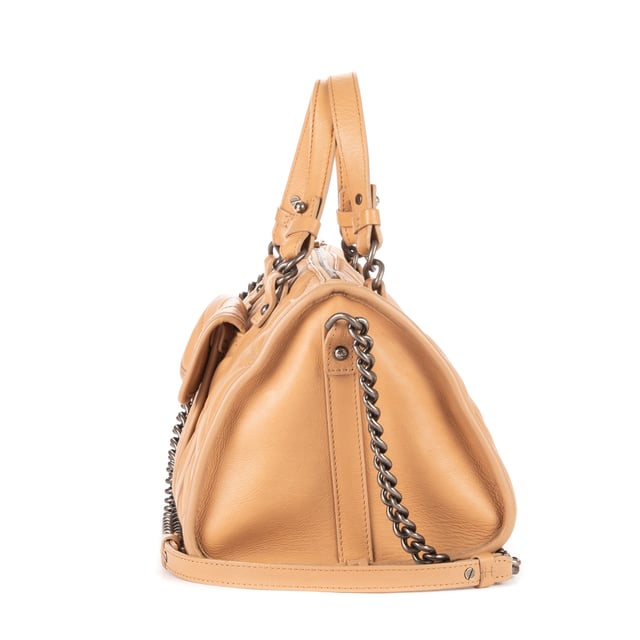 Chanel Bolsas Casual Riviera Bowling  Bolso en Beige Piel de becerro y Latón hardware. El producto está en en Excelentes Condiciones (A).
  Dimensiones: 33x17x18 cm 
  Accesorios incluidos: Sticker; Card
    
  BrandCo Paris encuentra artículos raros y en las mejores condiciones a precios increíbles. ¡Vale la pena tener paciencia! Compra con confianza: todos los artículos de BrandCo Paris son seleccionados y autenticados cuidadosamente por nuestro equipo de expertos.
  Todos los artículos vienen con un certificado de autenticidad y un embalaje entregado por BrandCo Paris.
  Tabla de clasificación de la condición del artículo
  N (como nuevo)
  AA (perfecto estado)
  A (excelente estado)
  AB (muy buen estado)
  B (bueno/regular)