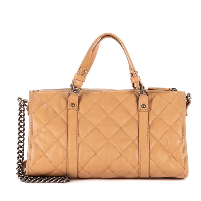 Chanel Bolsas Casual Riviera Bowling  Bolso en Beige Piel de becerro y Latón hardware. El producto está en en Excelentes Condiciones (A).
  Dimensiones: 33x17x18 cm 
  Accesorios incluidos: Sticker; Card
    
  BrandCo Paris encuentra artículos raros y en las mejores condiciones a precios increíbles. ¡Vale la pena tener paciencia! Compra con confianza: todos los artículos de BrandCo Paris son seleccionados y autenticados cuidadosamente por nuestro equipo de expertos.
  Todos los artículos vienen con un certificado de autenticidad y un embalaje entregado por BrandCo Paris.
  Tabla de clasificación de la condición del artículo
  N (como nuevo)
  AA (perfecto estado)
  A (excelente estado)
  AB (muy buen estado)
  B (bueno/regular)