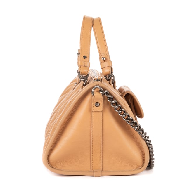 Chanel Bolsas Casual Riviera Bowling  Bolso en Beige Piel de becerro y Latón hardware. El producto está en en Excelentes Condiciones (A).
  Dimensiones: 33x17x18 cm 
  Accesorios incluidos: Sticker; Card
    
  BrandCo Paris encuentra artículos raros y en las mejores condiciones a precios increíbles. ¡Vale la pena tener paciencia! Compra con confianza: todos los artículos de BrandCo Paris son seleccionados y autenticados cuidadosamente por nuestro equipo de expertos.
  Todos los artículos vienen con un certificado de autenticidad y un embalaje entregado por BrandCo Paris.
  Tabla de clasificación de la condición del artículo
  N (como nuevo)
  AA (perfecto estado)
  A (excelente estado)
  AB (muy buen estado)
  B (bueno/regular)