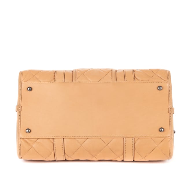 Chanel Bolsas Casual Riviera Bowling  Bolso en Beige Piel de becerro y Latón hardware. El producto está en en Excelentes Condiciones (A).
  Dimensiones: 33x17x18 cm 
  Accesorios incluidos: Sticker; Card
    
  BrandCo Paris encuentra artículos raros y en las mejores condiciones a precios increíbles. ¡Vale la pena tener paciencia! Compra con confianza: todos los artículos de BrandCo Paris son seleccionados y autenticados cuidadosamente por nuestro equipo de expertos.
  Todos los artículos vienen con un certificado de autenticidad y un embalaje entregado por BrandCo Paris.
  Tabla de clasificación de la condición del artículo
  N (como nuevo)
  AA (perfecto estado)
  A (excelente estado)
  AB (muy buen estado)
  B (bueno/regular)