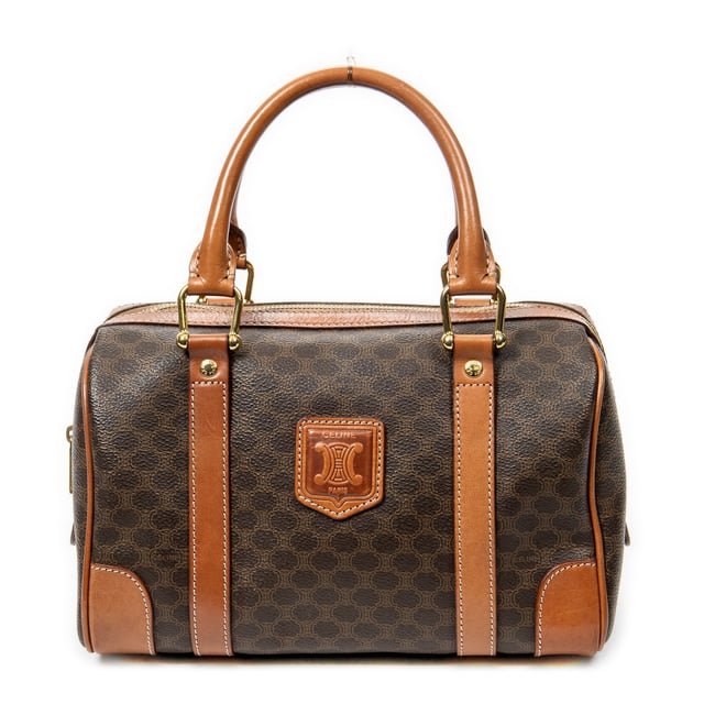 Celine Bolsas Vintage Mini Boston  Bolso en Marrón Lona recubierta y Oro hardware. El producto está en en Excelentes Condiciones (A).
  Dimensiones: 25x17x15 cm 
  Accesorios incluidos: None
    
  BrandCo Paris encuentra artículos raros y en las mejores condiciones a precios increíbles. ¡Vale la pena tener paciencia! Compra con confianza: todos los artículos de BrandCo Paris son seleccionados y autenticados cuidadosamente por nuestro equipo de expertos.
  Todos los artículos vienen con un certificado de autenticidad y un embalaje entregado por BrandCo Paris.
  Tabla de clasificación de la condición del artículo
  N (como nuevo)
  AA (perfecto estado)
  A (excelente estado)
  AB (muy buen estado)
  B (bueno/regular)