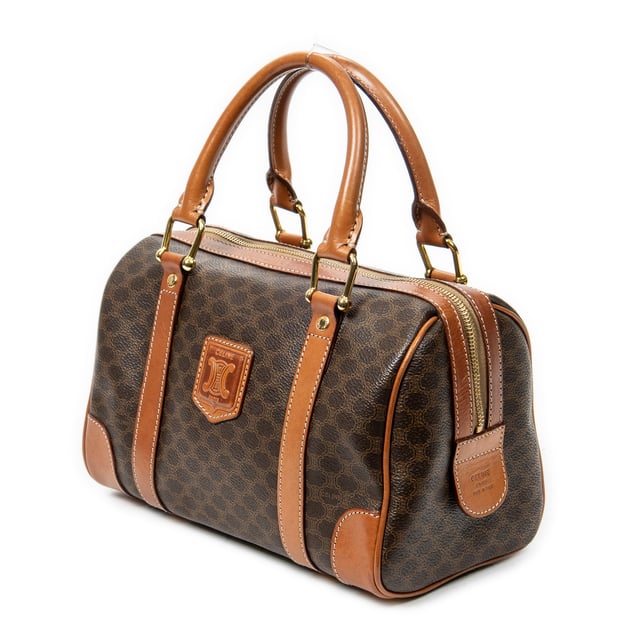 Celine Bolsas Vintage Mini Boston  Bolso en Marrón Lona recubierta y Oro hardware. El producto está en en Excelentes Condiciones (A).
  Dimensiones: 25x17x15 cm 
  Accesorios incluidos: None
    
  BrandCo Paris encuentra artículos raros y en las mejores condiciones a precios increíbles. ¡Vale la pena tener paciencia! Compra con confianza: todos los artículos de BrandCo Paris son seleccionados y autenticados cuidadosamente por nuestro equipo de expertos.
  Todos los artículos vienen con un certificado de autenticidad y un embalaje entregado por BrandCo Paris.
  Tabla de clasificación de la condición del artículo
  N (como nuevo)
  AA (perfecto estado)
  A (excelente estado)
  AB (muy buen estado)
  B (bueno/regular)