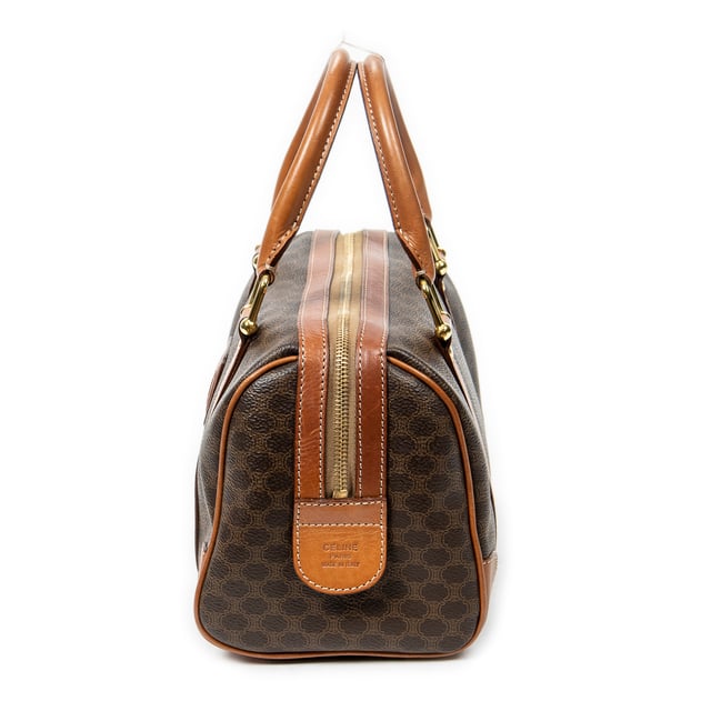 Celine Bolsas Vintage Mini Boston  Bolso en Marrón Lona recubierta y Oro hardware. El producto está en en Excelentes Condiciones (A).
  Dimensiones: 25x17x15 cm 
  Accesorios incluidos: None
    
  BrandCo Paris encuentra artículos raros y en las mejores condiciones a precios increíbles. ¡Vale la pena tener paciencia! Compra con confianza: todos los artículos de BrandCo Paris son seleccionados y autenticados cuidadosamente por nuestro equipo de expertos.
  Todos los artículos vienen con un certificado de autenticidad y un embalaje entregado por BrandCo Paris.
  Tabla de clasificación de la condición del artículo
  N (como nuevo)
  AA (perfecto estado)
  A (excelente estado)
  AB (muy buen estado)
  B (bueno/regular)