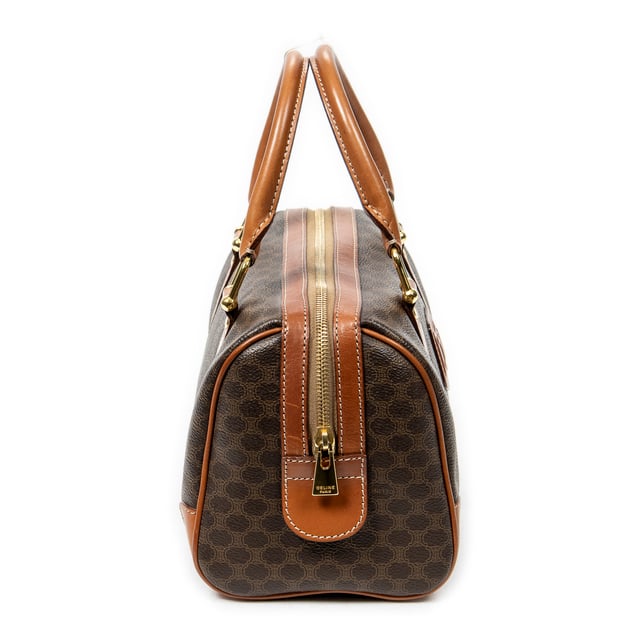 Celine Bolsas Vintage Mini Boston  Bolso en Marrón Lona recubierta y Oro hardware. El producto está en en Excelentes Condiciones (A).
  Dimensiones: 25x17x15 cm 
  Accesorios incluidos: None
    
  BrandCo Paris encuentra artículos raros y en las mejores condiciones a precios increíbles. ¡Vale la pena tener paciencia! Compra con confianza: todos los artículos de BrandCo Paris son seleccionados y autenticados cuidadosamente por nuestro equipo de expertos.
  Todos los artículos vienen con un certificado de autenticidad y un embalaje entregado por BrandCo Paris.
  Tabla de clasificación de la condición del artículo
  N (como nuevo)
  AA (perfecto estado)
  A (excelente estado)
  AB (muy buen estado)
  B (bueno/regular)