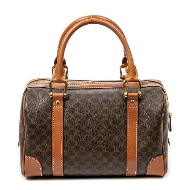 Celine Bolsas Vintage Mini Boston  Bolso en Marrón Lona recubierta y Oro hardware. El producto está en en Excelentes Condiciones (A).
  Dimensiones: 25x17x15 cm 
  Accesorios incluidos: None
    
  BrandCo Paris encuentra artículos raros y en las mejores condiciones a precios increíbles. ¡Vale la pena tener paciencia! Compra con confianza: todos los artículos de BrandCo Paris son seleccionados y autenticados cuidadosamente por nuestro equipo de expertos.
  Todos los artículos vienen con un certificado de autenticidad y un embalaje entregado por BrandCo Paris.
  Tabla de clasificación de la condición del artículo
  N (como nuevo)
  AA (perfecto estado)
  A (excelente estado)
  AB (muy buen estado)
  B (bueno/regular)