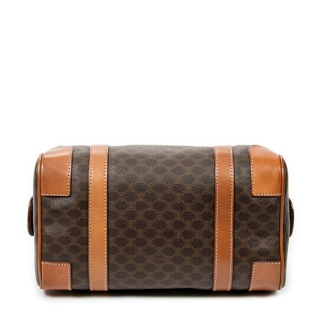 Celine Bolsas Vintage Mini Boston  Bolso en Marrón Lona recubierta y Oro hardware. El producto está en en Excelentes Condiciones (A).
  Dimensiones: 25x17x15 cm 
  Accesorios incluidos: None
    
  BrandCo Paris encuentra artículos raros y en las mejores condiciones a precios increíbles. ¡Vale la pena tener paciencia! Compra con confianza: todos los artículos de BrandCo Paris son seleccionados y autenticados cuidadosamente por nuestro equipo de expertos.
  Todos los artículos vienen con un certificado de autenticidad y un embalaje entregado por BrandCo Paris.
  Tabla de clasificación de la condición del artículo
  N (como nuevo)
  AA (perfecto estado)
  A (excelente estado)
  AB (muy buen estado)
  B (bueno/regular)