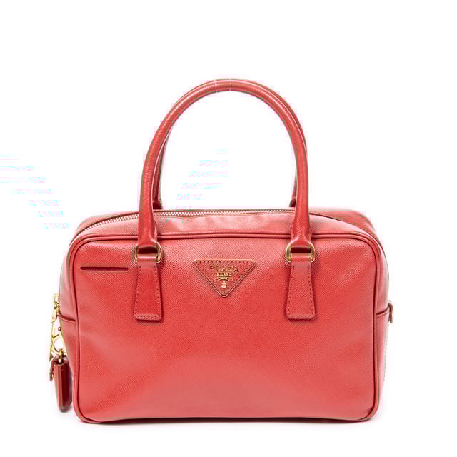 Prada Taschen Small Top Handle  Handtasche und Rot Kalbsleder und Gold hardware. Das Produkt ist auf In Uitstekende Staat (A).
  Abmessungen: 24.5x15.5x8 cm 
  Zubehör inklusive: Card; Dustbag; Cadenas; Keys in Clochette
  
  BrandCo Paris hat seltene Artikel und die besten Konditionen zu unglaublichen Preisen vorgestellt. ¡Vale la pena tener paciencia! Kaufen Sie mit Vertrauen: Alle Artikel von BrandCo Paris sind von unserem Expertenteam ausgewählt und authentisch.
  Alle Artikel enthalten ein Echtheitszertifikat und wurden von BrandCo Paris übernommen.
  Tabelle zur Klassifizierung des Artikelzustands
  N (wie neu)
  AA (perfekter Zustand)
  A (ausgezeichneter Zustand)
  AB (sehr guter Zustand)
  B (gut/mittelmäßig)