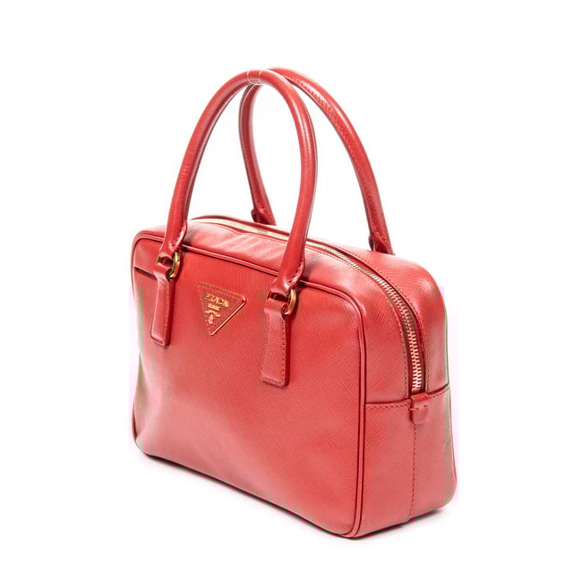 Prada Taschen Small Top Handle  Handtasche und Rot Kalbsleder und Gold hardware. Das Produkt ist auf In Uitstekende Staat (A).
  Abmessungen: 24.5x15.5x8 cm 
  Zubehör inklusive: Card; Dustbag; Cadenas; Keys in Clochette
  
  BrandCo Paris hat seltene Artikel und die besten Konditionen zu unglaublichen Preisen vorgestellt. ¡Vale la pena tener paciencia! Kaufen Sie mit Vertrauen: Alle Artikel von BrandCo Paris sind von unserem Expertenteam ausgewählt und authentisch.
  Alle Artikel enthalten ein Echtheitszertifikat und wurden von BrandCo Paris übernommen.
  Tabelle zur Klassifizierung des Artikelzustands
  N (wie neu)
  AA (perfekter Zustand)
  A (ausgezeichneter Zustand)
  AB (sehr guter Zustand)
  B (gut/mittelmäßig)