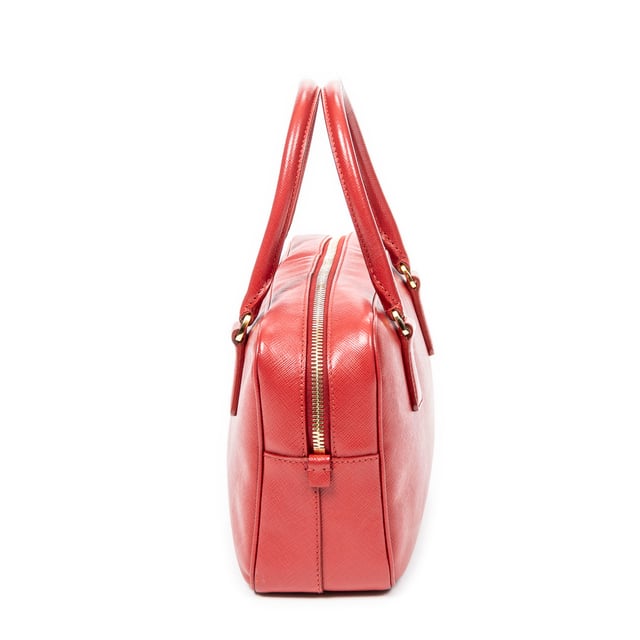 Prada Taschen Small Top Handle  Handtasche und Rot Kalbsleder und Gold hardware. Das Produkt ist auf In Uitstekende Staat (A).
  Abmessungen: 24.5x15.5x8 cm 
  Zubehör inklusive: Card; Dustbag; Cadenas; Keys in Clochette
  
  BrandCo Paris hat seltene Artikel und die besten Konditionen zu unglaublichen Preisen vorgestellt. ¡Vale la pena tener paciencia! Kaufen Sie mit Vertrauen: Alle Artikel von BrandCo Paris sind von unserem Expertenteam ausgewählt und authentisch.
  Alle Artikel enthalten ein Echtheitszertifikat und wurden von BrandCo Paris übernommen.
  Tabelle zur Klassifizierung des Artikelzustands
  N (wie neu)
  AA (perfekter Zustand)
  A (ausgezeichneter Zustand)
  AB (sehr guter Zustand)
  B (gut/mittelmäßig)