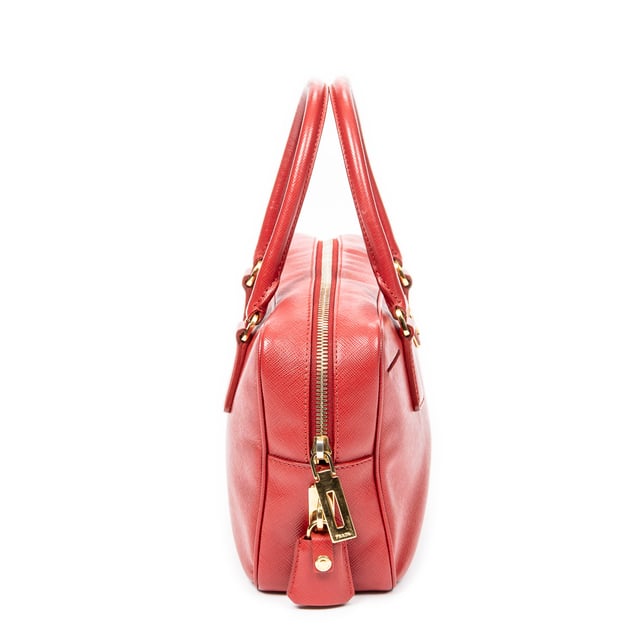 Prada Taschen Small Top Handle  Handtasche und Rot Kalbsleder und Gold hardware. Das Produkt ist auf In Uitstekende Staat (A).
  Abmessungen: 24.5x15.5x8 cm 
  Zubehör inklusive: Card; Dustbag; Cadenas; Keys in Clochette
  
  BrandCo Paris hat seltene Artikel und die besten Konditionen zu unglaublichen Preisen vorgestellt. ¡Vale la pena tener paciencia! Kaufen Sie mit Vertrauen: Alle Artikel von BrandCo Paris sind von unserem Expertenteam ausgewählt und authentisch.
  Alle Artikel enthalten ein Echtheitszertifikat und wurden von BrandCo Paris übernommen.
  Tabelle zur Klassifizierung des Artikelzustands
  N (wie neu)
  AA (perfekter Zustand)
  A (ausgezeichneter Zustand)
  AB (sehr guter Zustand)
  B (gut/mittelmäßig)