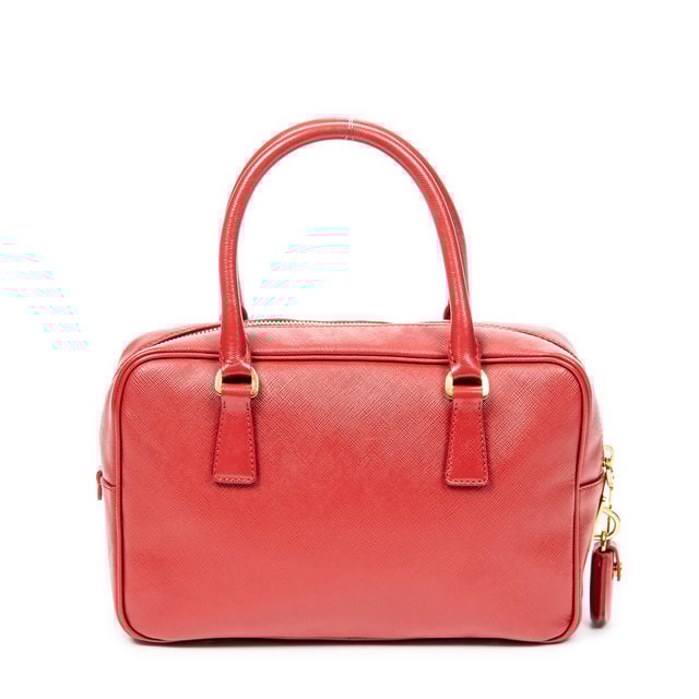 Prada Taschen Small Top Handle  Handtasche und Rot Kalbsleder und Gold hardware. Das Produkt ist auf In Uitstekende Staat (A).
  Abmessungen: 24.5x15.5x8 cm 
  Zubehör inklusive: Card; Dustbag; Cadenas; Keys in Clochette
  
  BrandCo Paris hat seltene Artikel und die besten Konditionen zu unglaublichen Preisen vorgestellt. ¡Vale la pena tener paciencia! Kaufen Sie mit Vertrauen: Alle Artikel von BrandCo Paris sind von unserem Expertenteam ausgewählt und authentisch.
  Alle Artikel enthalten ein Echtheitszertifikat und wurden von BrandCo Paris übernommen.
  Tabelle zur Klassifizierung des Artikelzustands
  N (wie neu)
  AA (perfekter Zustand)
  A (ausgezeichneter Zustand)
  AB (sehr guter Zustand)
  B (gut/mittelmäßig)
