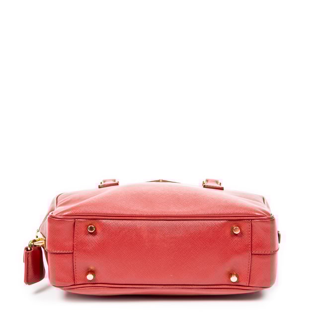 Prada Taschen Small Top Handle  Handtasche und Rot Kalbsleder und Gold hardware. Das Produkt ist auf In Uitstekende Staat (A).
  Abmessungen: 24.5x15.5x8 cm 
  Zubehör inklusive: Card; Dustbag; Cadenas; Keys in Clochette
  
  BrandCo Paris hat seltene Artikel und die besten Konditionen zu unglaublichen Preisen vorgestellt. ¡Vale la pena tener paciencia! Kaufen Sie mit Vertrauen: Alle Artikel von BrandCo Paris sind von unserem Expertenteam ausgewählt und authentisch.
  Alle Artikel enthalten ein Echtheitszertifikat und wurden von BrandCo Paris übernommen.
  Tabelle zur Klassifizierung des Artikelzustands
  N (wie neu)
  AA (perfekter Zustand)
  A (ausgezeichneter Zustand)
  AB (sehr guter Zustand)
  B (gut/mittelmäßig)