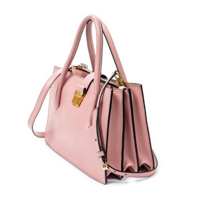 Miu Miu Bolsas Madras Convertible Top Handle  Bolso en Rosa Piel de becerro y Oro hardware. El producto está en en Excelentes Condiciones (A).
  Dimensiones: 27x19x12 cm 
  Accesorios incluidos: Strap; Card; Dustbag; Tag Charm; Handle Strap
    
  BrandCo Paris encuentra artículos raros y en las mejores condiciones a precios increíbles. ¡Vale la pena tener paciencia! Compra con confianza: todos los artículos de BrandCo Paris son seleccionados y autenticados cuidadosamente por nuestro equipo de expertos.
  Todos los artículos vienen con un certificado de autenticidad y un embalaje entregado por BrandCo Paris.
  Tabla de clasificación de la condición del artículo
  N (como nuevo)
  AA (perfecto estado)
  A (excelente estado)
  AB (muy buen estado)
  B (bueno/regular)