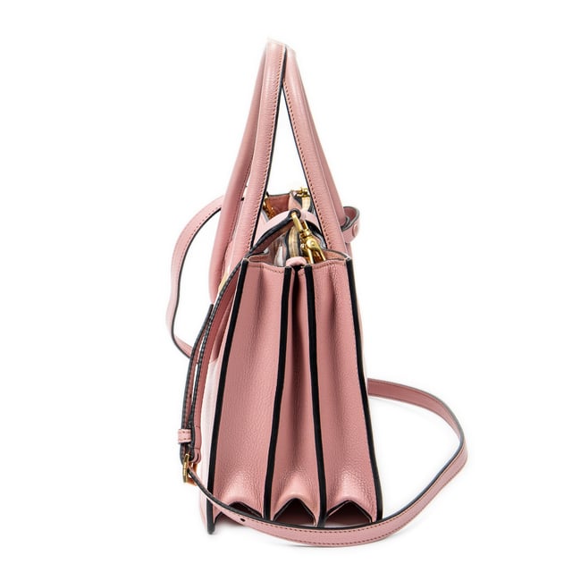 Miu Miu Bolsas Madras Convertible Top Handle  Bolso en Rosa Piel de becerro y Oro hardware. El producto está en en Excelentes Condiciones (A).
  Dimensiones: 27x19x12 cm 
  Accesorios incluidos: Strap; Card; Dustbag; Tag Charm; Handle Strap
    
  BrandCo Paris encuentra artículos raros y en las mejores condiciones a precios increíbles. ¡Vale la pena tener paciencia! Compra con confianza: todos los artículos de BrandCo Paris son seleccionados y autenticados cuidadosamente por nuestro equipo de expertos.
  Todos los artículos vienen con un certificado de autenticidad y un embalaje entregado por BrandCo Paris.
  Tabla de clasificación de la condición del artículo
  N (como nuevo)
  AA (perfecto estado)
  A (excelente estado)
  AB (muy buen estado)
  B (bueno/regular)
