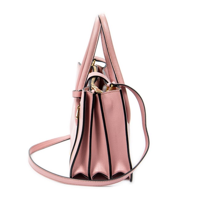 Miu Miu Bolsas Madras Convertible Top Handle  Bolso en Rosa Piel de becerro y Oro hardware. El producto está en en Excelentes Condiciones (A).
  Dimensiones: 27x19x12 cm 
  Accesorios incluidos: Strap; Card; Dustbag; Tag Charm; Handle Strap
    
  BrandCo Paris encuentra artículos raros y en las mejores condiciones a precios increíbles. ¡Vale la pena tener paciencia! Compra con confianza: todos los artículos de BrandCo Paris son seleccionados y autenticados cuidadosamente por nuestro equipo de expertos.
  Todos los artículos vienen con un certificado de autenticidad y un embalaje entregado por BrandCo Paris.
  Tabla de clasificación de la condición del artículo
  N (como nuevo)
  AA (perfecto estado)
  A (excelente estado)
  AB (muy buen estado)
  B (bueno/regular)