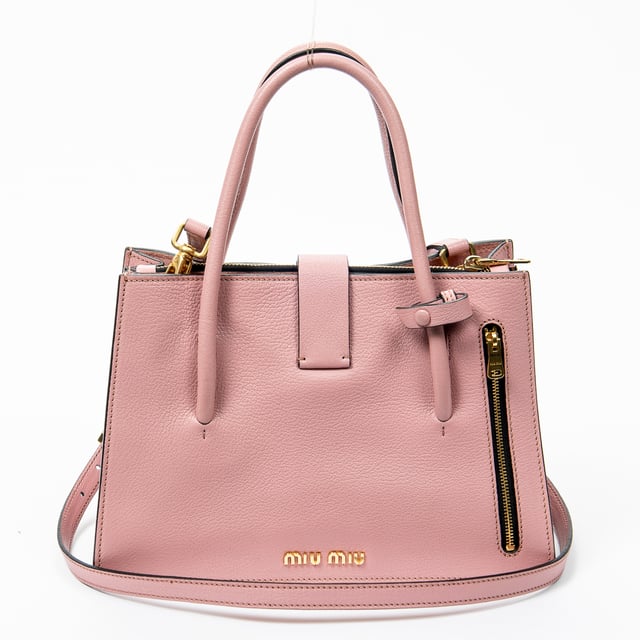 Miu Miu Bolsas Madras Convertible Top Handle  Bolso en Rosa Piel de becerro y Oro hardware. El producto está en en Excelentes Condiciones (A).
  Dimensiones: 27x19x12 cm 
  Accesorios incluidos: Strap; Card; Dustbag; Tag Charm; Handle Strap
    
  BrandCo Paris encuentra artículos raros y en las mejores condiciones a precios increíbles. ¡Vale la pena tener paciencia! Compra con confianza: todos los artículos de BrandCo Paris son seleccionados y autenticados cuidadosamente por nuestro equipo de expertos.
  Todos los artículos vienen con un certificado de autenticidad y un embalaje entregado por BrandCo Paris.
  Tabla de clasificación de la condición del artículo
  N (como nuevo)
  AA (perfecto estado)
  A (excelente estado)
  AB (muy buen estado)
  B (bueno/regular)
