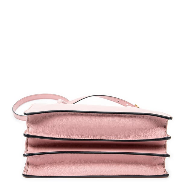Miu Miu Bolsas Madras Convertible Top Handle  Bolso en Rosa Piel de becerro y Oro hardware. El producto está en en Excelentes Condiciones (A).
  Dimensiones: 27x19x12 cm 
  Accesorios incluidos: Strap; Card; Dustbag; Tag Charm; Handle Strap
    
  BrandCo Paris encuentra artículos raros y en las mejores condiciones a precios increíbles. ¡Vale la pena tener paciencia! Compra con confianza: todos los artículos de BrandCo Paris son seleccionados y autenticados cuidadosamente por nuestro equipo de expertos.
  Todos los artículos vienen con un certificado de autenticidad y un embalaje entregado por BrandCo Paris.
  Tabla de clasificación de la condición del artículo
  N (como nuevo)
  AA (perfecto estado)
  A (excelente estado)
  AB (muy buen estado)
  B (bueno/regular)