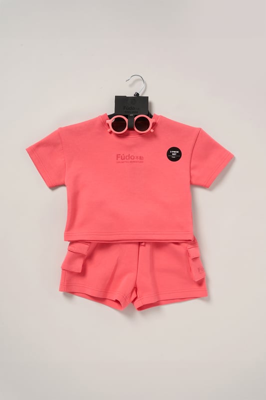 Keep your little one on trend this season with this 3-piece outfit set from Fudo. The set includes a heavyweight oversized T-shirt with a tonal chest logo, matching shorts with two large side pockets and a drawstring waist, plus stylish sunglasses. A comfy, trendy set that blends fashion and function for your little one’s wardrobe.