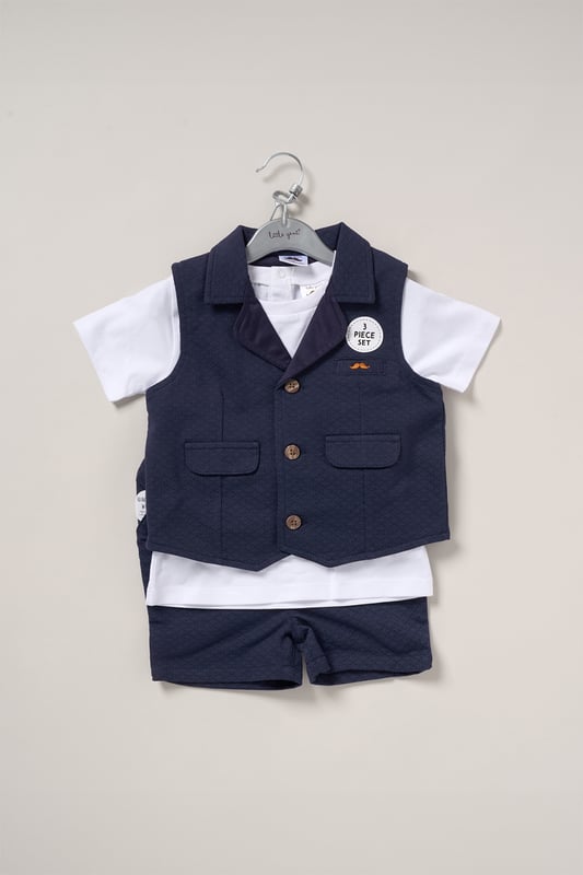 Keep your little one looking stylish and feeling comfy with this casual tee, shorts, and waistcoat set from Little Gent. Perfect for events or days out, this outfit combines effortless charm with all-day comfort. Whether it’s a family gathering or a fun outing, it’s a great choice for any occasion!