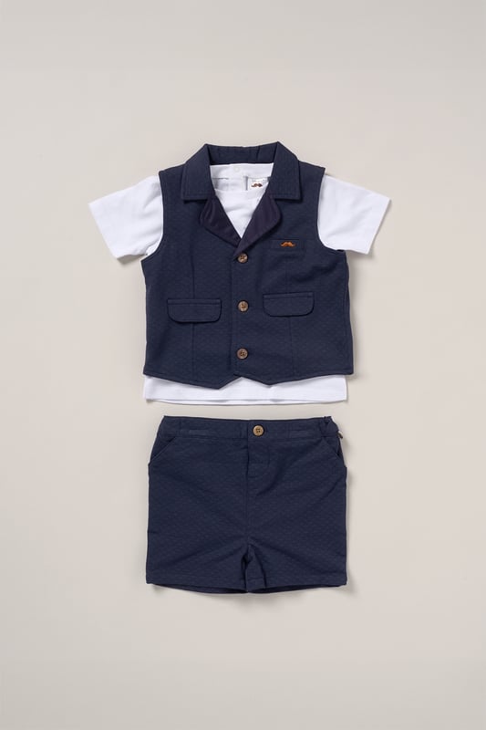 Keep your little one looking stylish and feeling comfy with this casual tee, shorts, and waistcoat set from Little Gent. Perfect for events or days out, this outfit combines effortless charm with all-day comfort. Whether it’s a family gathering or a fun outing, it’s a great choice for any occasion!