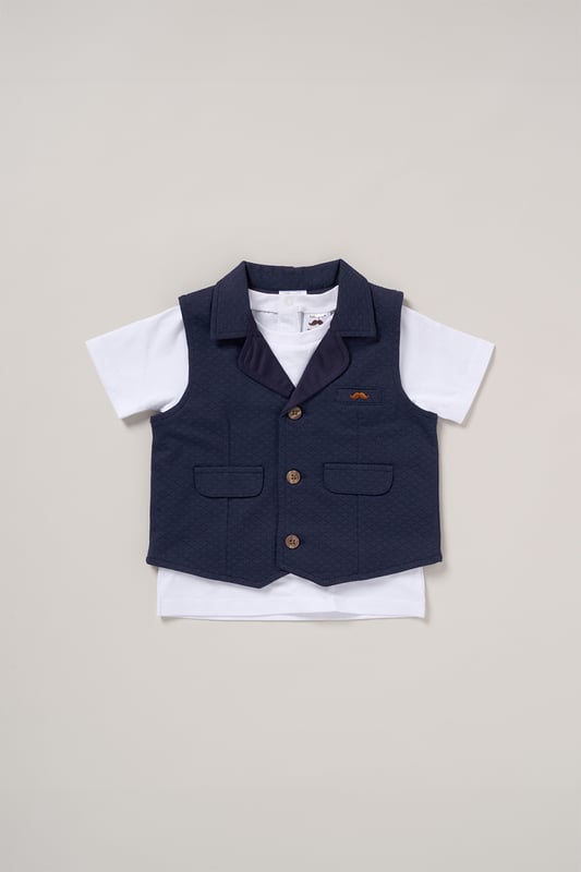 Keep your little one looking stylish and feeling comfy with this casual tee, shorts, and waistcoat set from Little Gent. Perfect for events or days out, this outfit combines effortless charm with all-day comfort. Whether it’s a family gathering or a fun outing, it’s a great choice for any occasion!