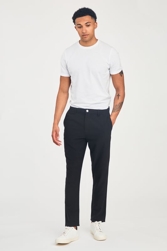 Great for adding to your wardrobe basics, these straight-leg trousers from Nines feature a classic metal button for a polished finish. Timeless and versatile, they offer a comfortable fit and can easily be dressed up or down for any occasion. A must-have staple for every wardrobe.