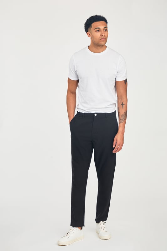Great for adding to your wardrobe basics, these straight-leg trousers from Nines feature a classic metal button for a polished finish. Timeless and versatile, they offer a comfortable fit and can easily be dressed up or down for any occasion. A must-have staple for every wardrobe.