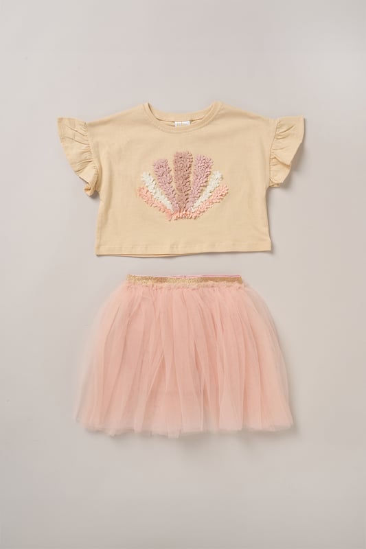 This cute set by Miss features a printed T-shirt with playful ruffle sleeves and a matching floaty skirt. Designed for twirling, exploring, and everything in between, it’s the perfect outfit for carefree days and fun-filled adventures.
