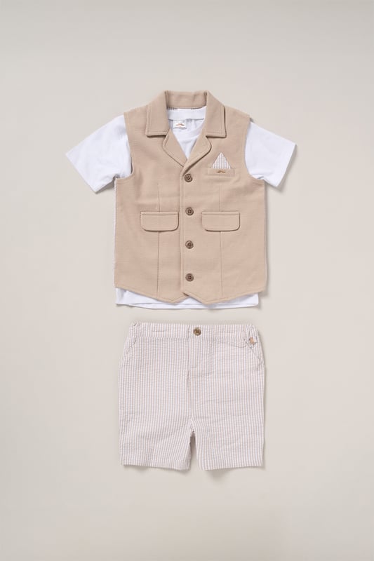 Keep your little one looking stylish and feeling comfy with this casual tee, shorts, and waistcoat set from Little Gent. Perfect for events or days out, this outfit combines effortless charm with all-day comfort. Whether it’s a family gathering or a fun outing, it’s a great choice for any occasion!
