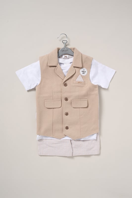 Keep your little one looking stylish and feeling comfy with this casual tee, shorts, and waistcoat set from Little Gent. Perfect for events or days out, this outfit combines effortless charm with all-day comfort. Whether it’s a family gathering or a fun outing, it’s a great choice for any occasion!
