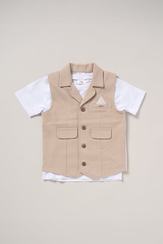 Keep your little one looking stylish and feeling comfy with this casual tee, shorts, and waistcoat set from Little Gent. Perfect for events or days out, this outfit combines effortless charm with all-day comfort. Whether it’s a family gathering or a fun outing, it’s a great choice for any occasion!