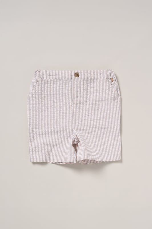 Keep your little one looking stylish and feeling comfy with this casual tee, shorts, and waistcoat set from Little Gent. Perfect for events or days out, this outfit combines effortless charm with all-day comfort. Whether it’s a family gathering or a fun outing, it’s a great choice for any occasion!