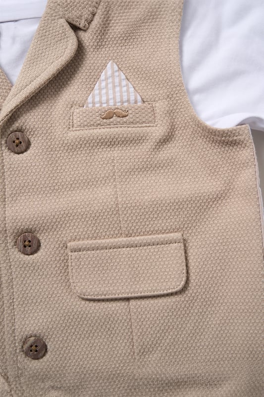 Keep your little one looking stylish and feeling comfy with this casual tee, shorts, and waistcoat set from Little Gent. Perfect for events or days out, this outfit combines effortless charm with all-day comfort. Whether it’s a family gathering or a fun outing, it’s a great choice for any occasion!