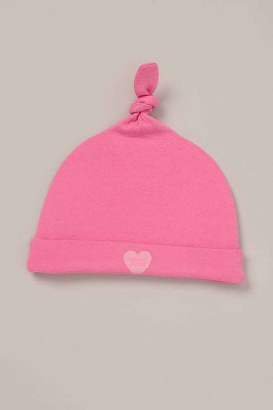Perfect for everyday wear, this 2-piece set from DKNY includes a soft cotton all-in-one suit and a matching hat to keep little ones cosy and covered. Designed with comfort in mind, it's an easy go-to for playdates, naps, and everything in between.