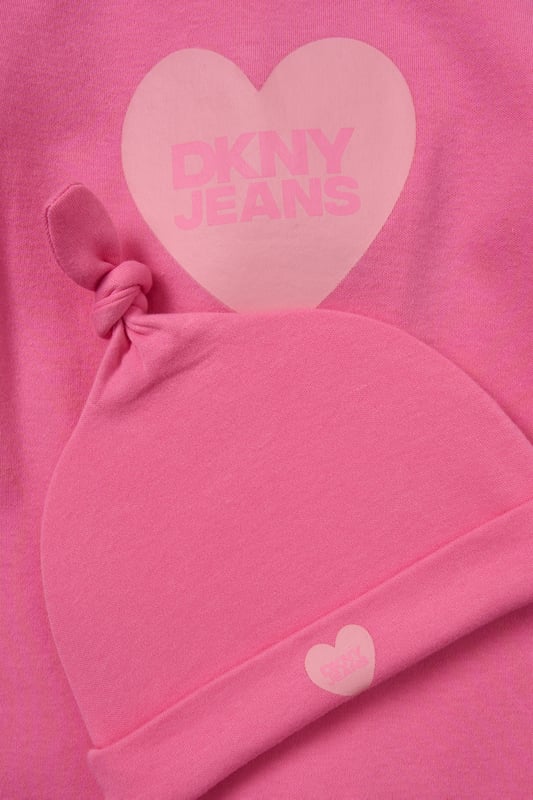 Perfect for everyday wear, this 2-piece set from DKNY includes a soft cotton all-in-one suit and a matching hat to keep little ones cosy and covered. Designed with comfort in mind, it's an easy go-to for playdates, naps, and everything in between.