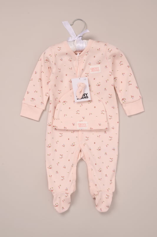 This adorable 2-piece set from DKNY includes a soft cotton all-in-one and a matching hat to keep little ones comfy and covered. Lightweight and breathable, it's perfect for warm spring days or summer naps. An easy all-day outfit for play, cuddles, and everything in between.