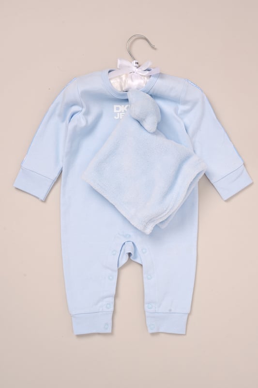 Designed with comfort in mind, this all-in-one from DKNY is a must-have for cosy days and peaceful naps. Made from soft, breathable 100% cotton, it’s gentle on baby’s skin and easy to wear. The set includes a matching comforter, making it a thoughtful choice for everyday comfort or gifting. An essential piece for layering or wearing solo.