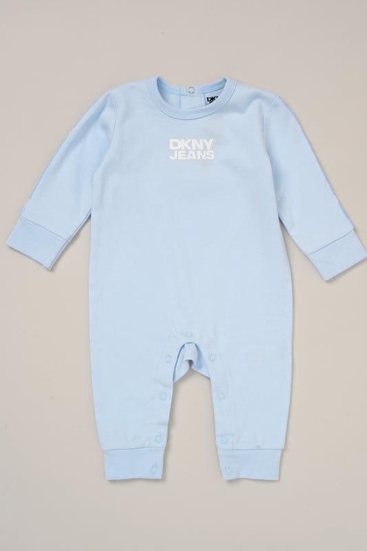 Designed with comfort in mind, this all-in-one from DKNY is a must-have for cosy days and peaceful naps. Made from soft, breathable 100% cotton, it’s gentle on baby’s skin and easy to wear. The set includes a matching comforter, making it a thoughtful choice for everyday comfort or gifting. An essential piece for layering or wearing solo.